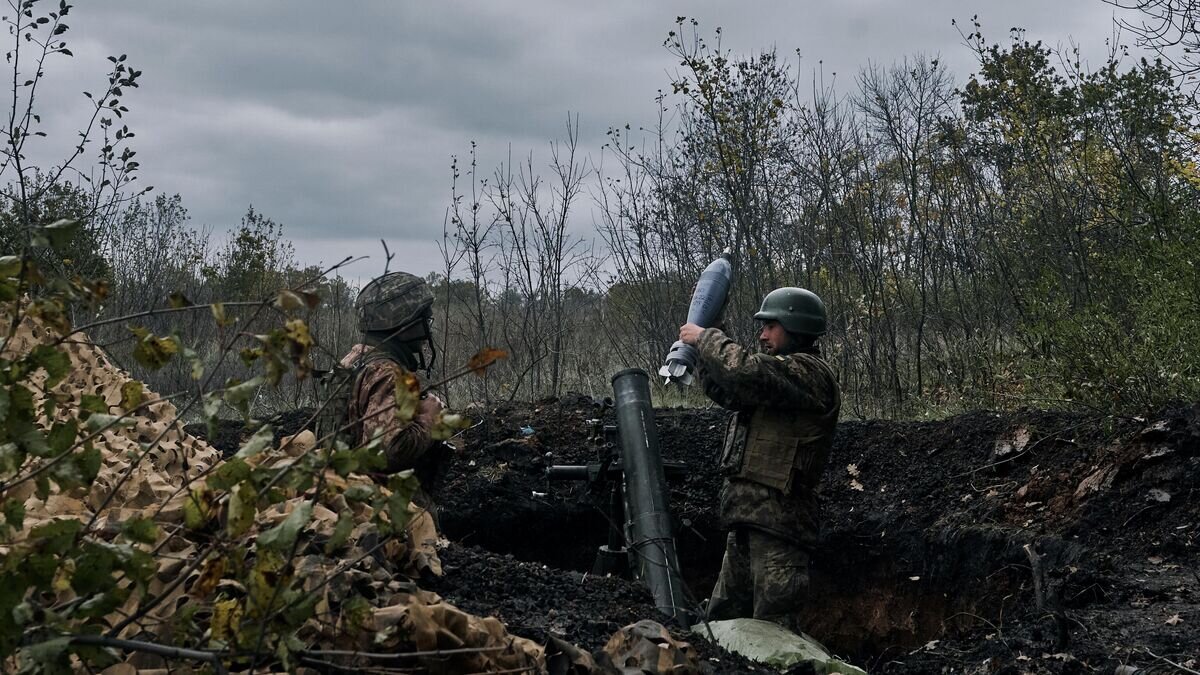    Украинские солдаты ведут обстрел© AP Photo / LIBKOS