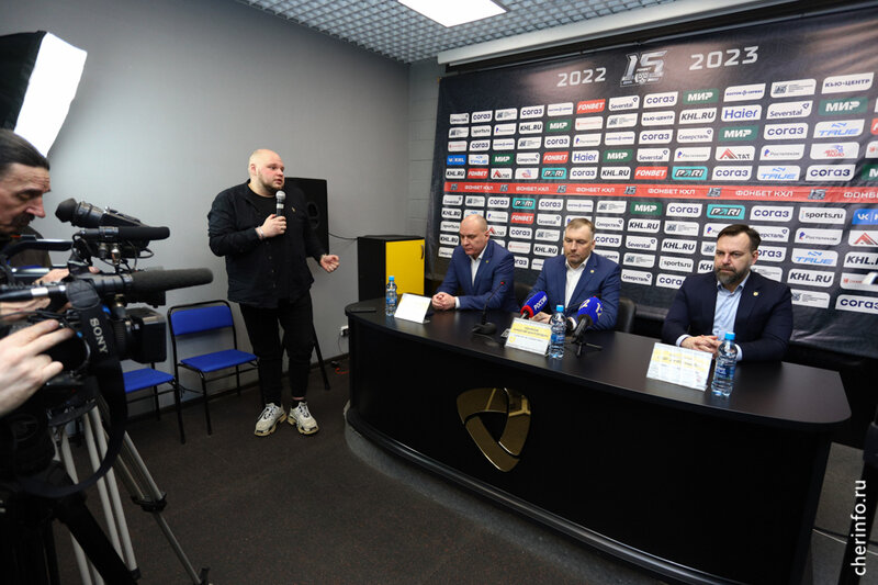    Об этом он сообщил сегодня во время пресс-конференции в Ледовом дворце.