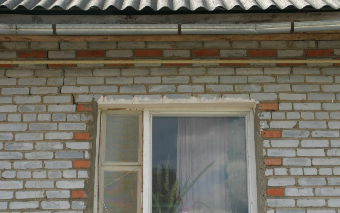 Эти окна мы не поменяли до сих пор.