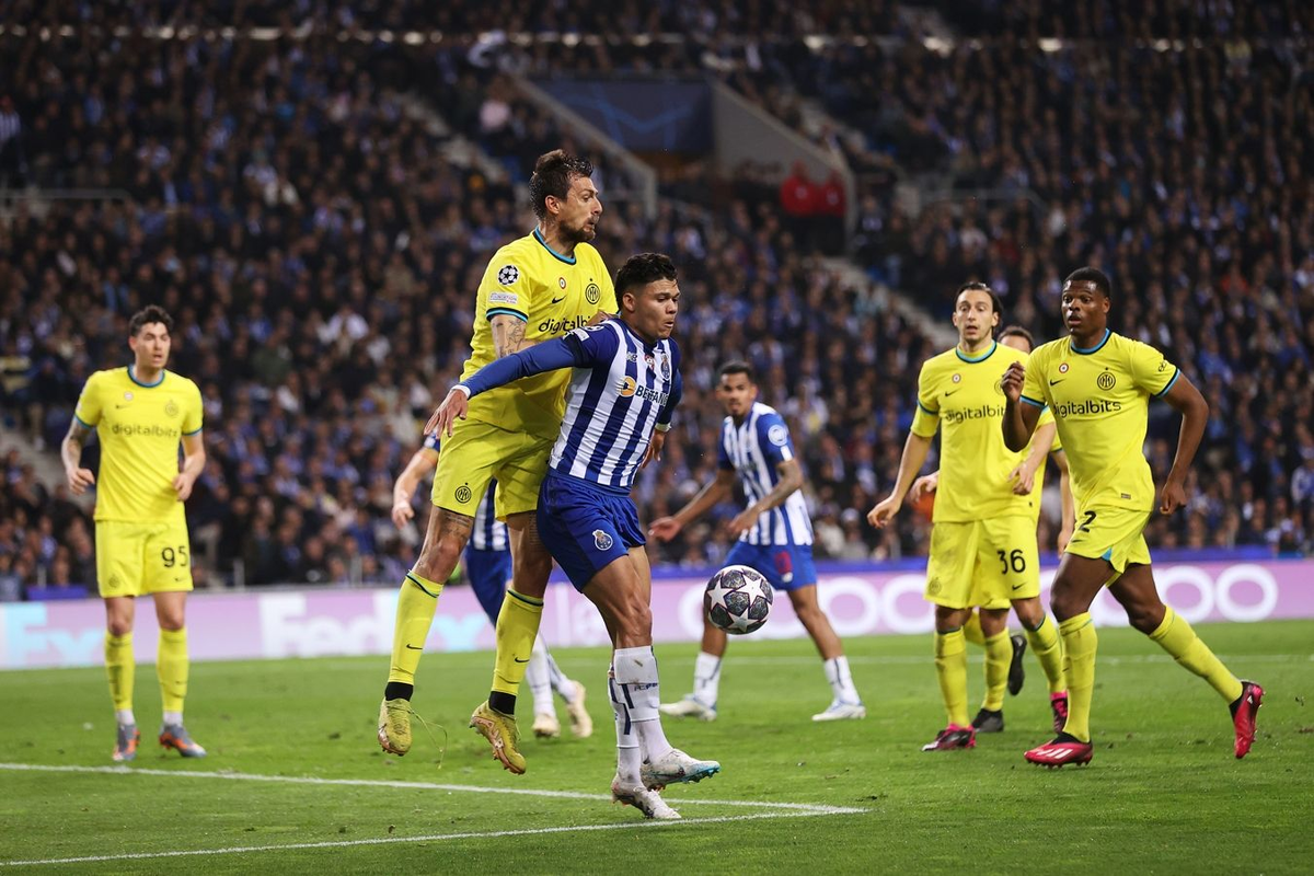 Источник: https://www.championat.com/football/news-5032221-inter-sygral-vnichyu-s-portu-i-vyshel-v-chetvertfinal-ligi-chempionov.html