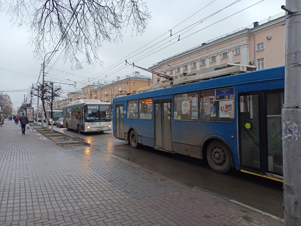     Муниципальный транспорта потеряет больше 60 млн рублей из-за отказа от наружной рекламы. Идет дискуссия, стоит ли оно того.