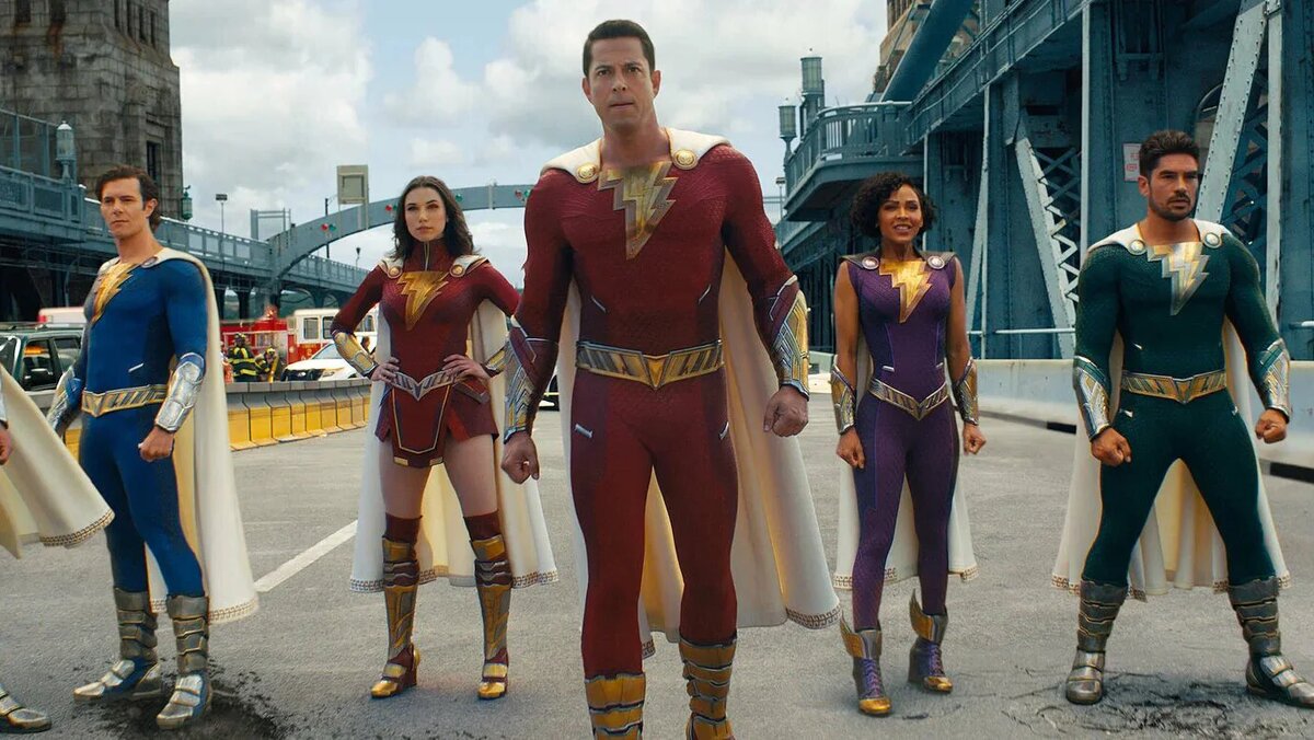 Одного пришлось обрезать, что бы Шазам был по центру. Многое говорит о фильме