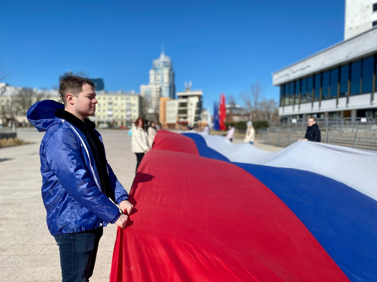 Огромный флаг России развернули на Советской площади Воронежа | ЕДИНАЯ  РОССИЯ | Воронежская область | Дзен