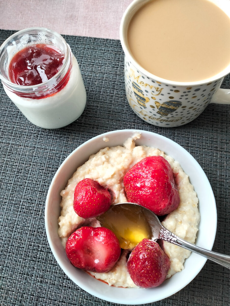 Клубника яркая на фото))) замороженная ещё