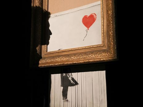 Британский художник Бэнкси встроил шредер в раму картины “Девочка с воздушным шаром” несколько лет назад – на случай, если ее решат выставить на аукцион. 