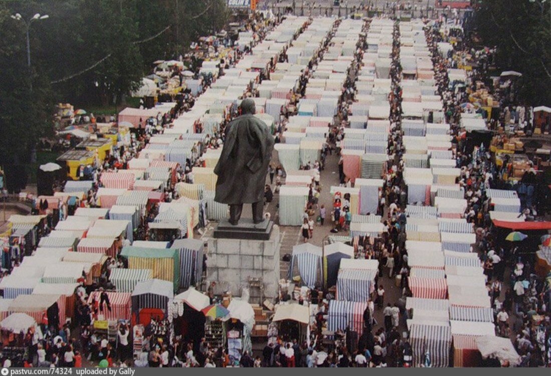Ленин горько  взирает на ряды торгашей на рынке стадиона "Лужники"