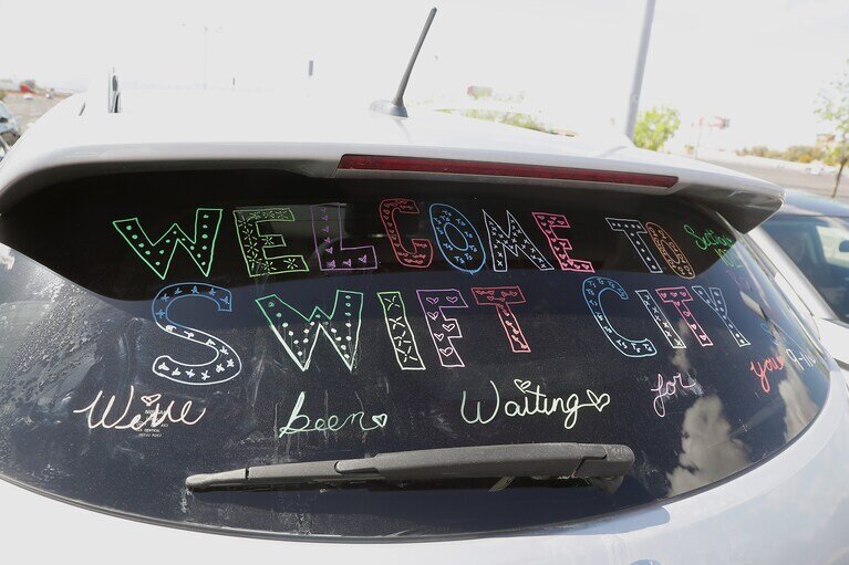 В пятницу стадион State Farm Stadium был заполнен почти 70 000 болельщиков, многие из которых праздновали, украшая себя (и свои автомобили). (John Medina/Getty Images)