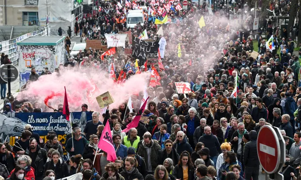 Демонстрация против пенсионных изменений в Нанте. Фотография: Себастьян САЛОМ-ГОМИС/SIPA/REX/Shutterstock.