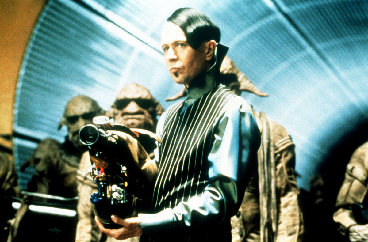    В начале 1970-х толчком для старта актёрской карьеры Гари Олдмана стала работа Малкольма Макдауэлла в картине «Бешеная луна». На изображении — кадр из фильма «Пятый элемент» / globallookpress.com / KPA