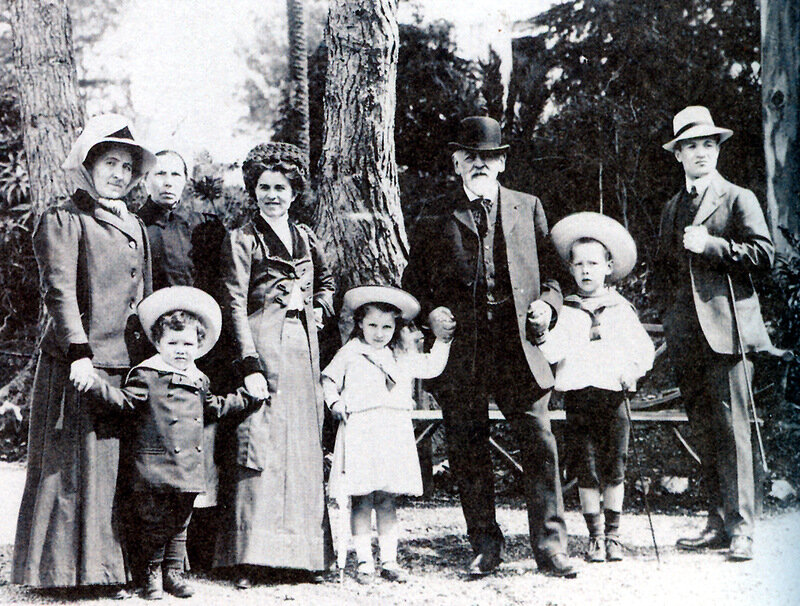 А.С.Мамонтова (первая слева) и Савва Мамонтов с детьми Веры - Сережей, Лизой и Юрием в Италии. 1910 год. 
