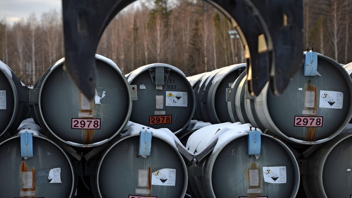    Контейнеры с обедненным гексафторидом урана© РИА Новости / Павел Лисицын