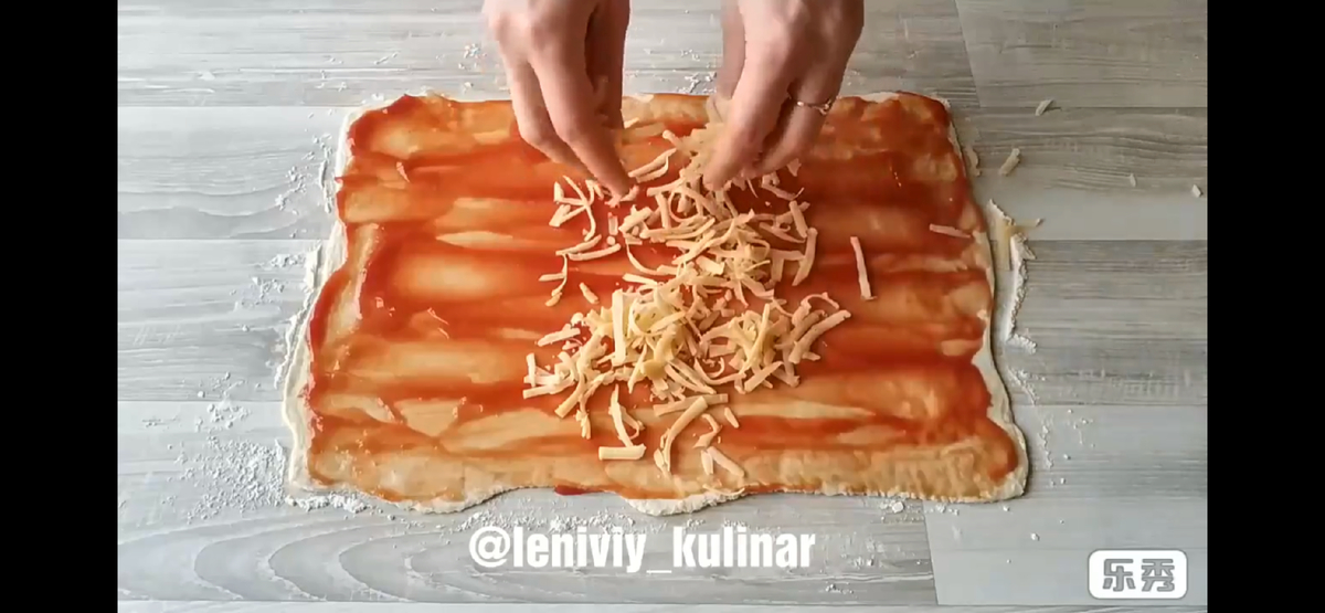 Обильно посыпаем тёртым сыром (100-150 г) 