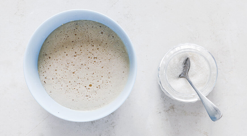 1. Для приготовления московской плюшки по ГОСТу активируйте дрожжи. Дрожжи растворите в теплой воде (30–35 градусов), добавите щепотку сахара и оставьте на 20–25 минут.