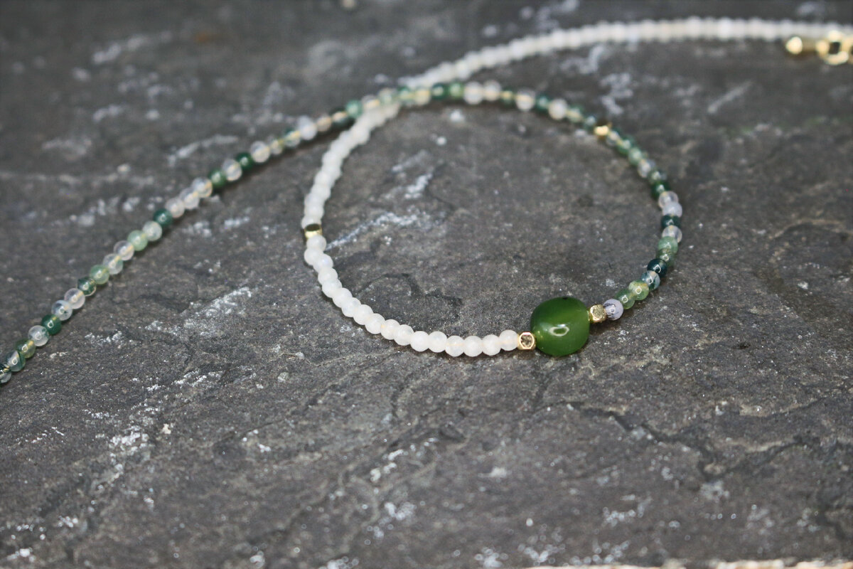 Колье с нефритом и моховым агатом