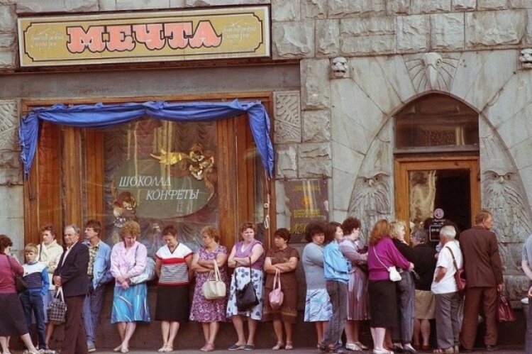 1986 год, магазин Мечта на Невском проспекте в Ленинграде. Ждут, когда магазин откроется после обеда. Раньше во всех магазинах, кроме крупных универмагов, был обеденный перерыв.
