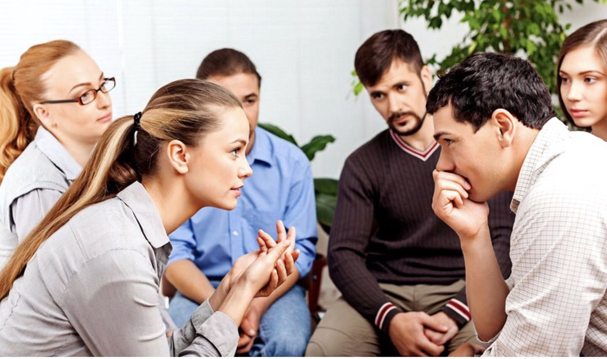 Два человека общаются. Как общаться с несколькими людьми. Общение людей. Как общаться с несколькими людьми. Разговор людей.