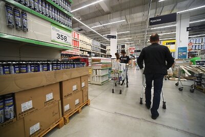    Покупатели в магазине "Леруа Мерлен" в Москве ©Евгений Одиноков РИА Новости