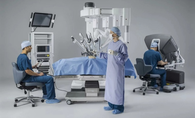 В последние годы робототехника стала широко применяться в медицине, что позволяет улучшить точность и эффективность многих процедур.