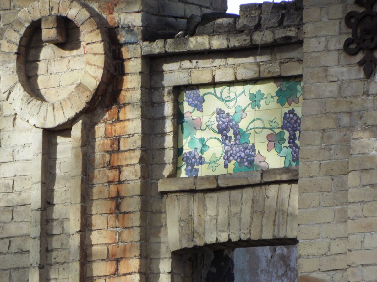 Панно на фасаде (март 2023 года)