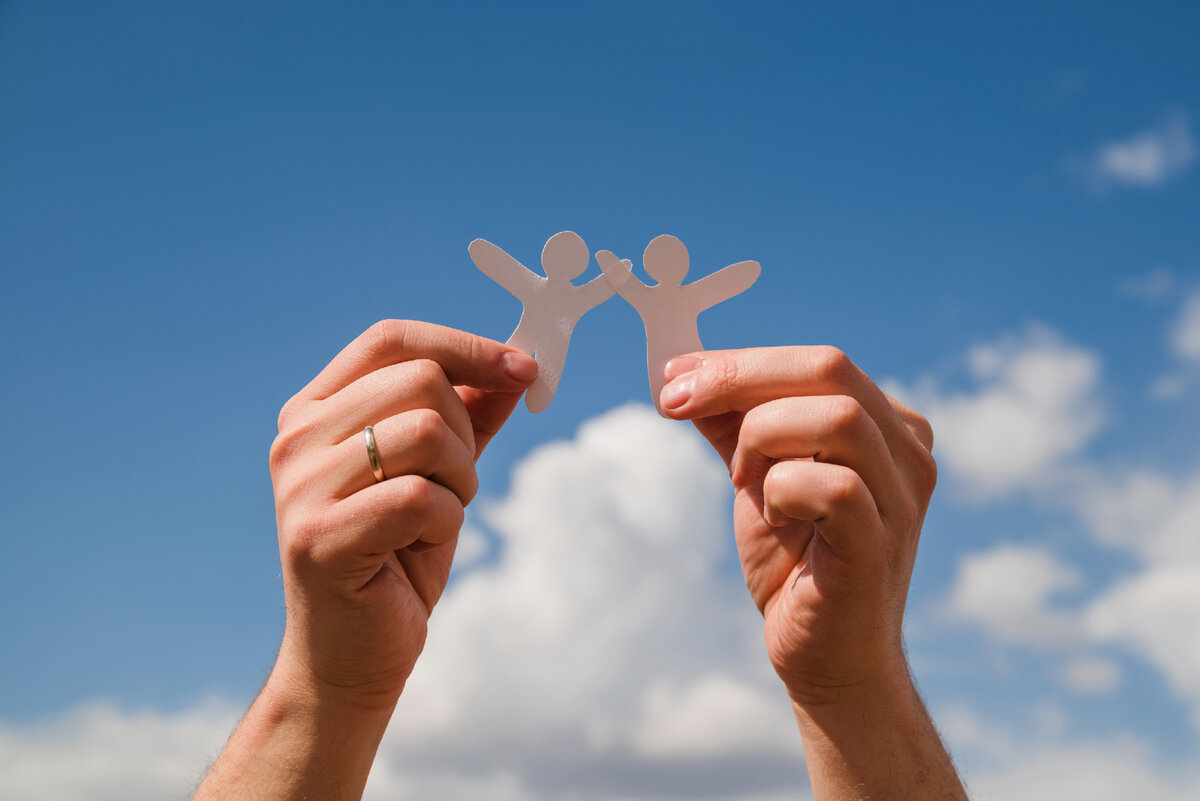 Изображение от <a href="https://ru.freepik.com/free-photo/paper-dolls-against-sky_4472847.htm#query=%D0%B4%D1%80%D1%83%D0%B6%D0%B1%D0%B0&position=12&from_view=search&track=sph">Freepik</a>