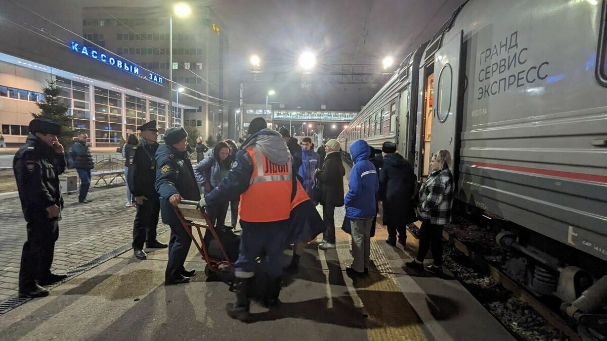     В Тюменскую область продолжают прибывать беженцы из Херсонской области. Очередную группу вынужденных переселенцев в составе трех человек встретили сегодня ночью на железнодорожном вокзале сотрудники МЧС, департамента соцразвития, волонтеры.