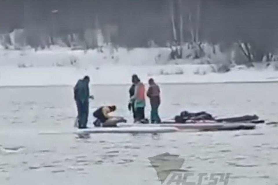     Люди плыли на льдине по Оби. Фото: скриншот из видео "АСТ-54"