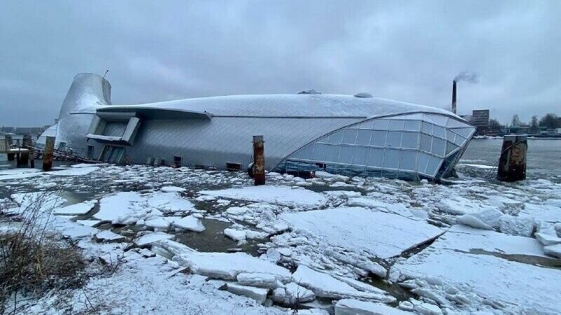     В Санкт-Петербурге погружается под воду ресторан на Неве «Серебряный кит». Судно накренилось на один борт. Предположительно, на его корпусе присутствует течь. Информацию об этом сообщили в пресс-службе администрации Невского района Северной столицы.