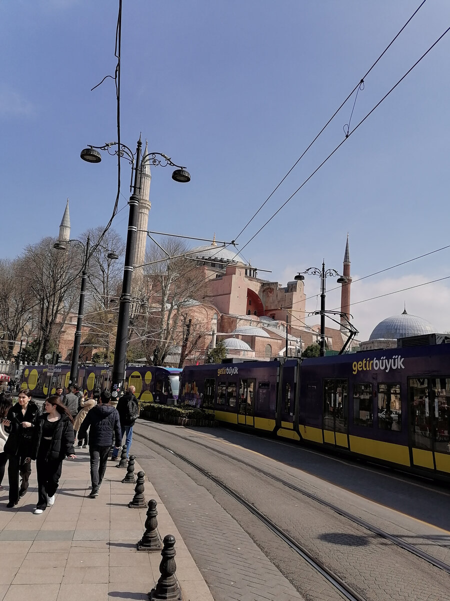 Трамваи в Стамбуле возле мечети Айя - София. Из личного архива. 