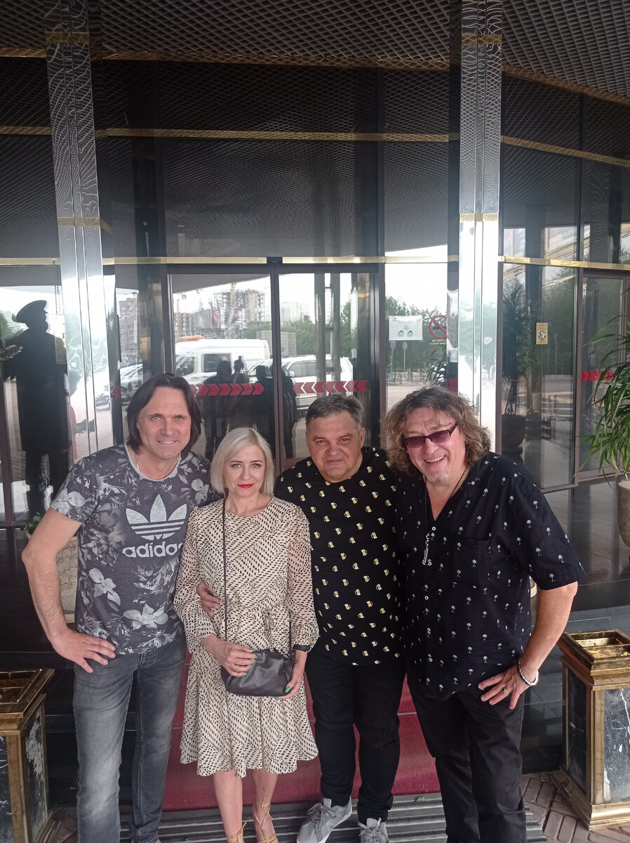 мы с супругой и группа Конец фильма. Феклистов справа