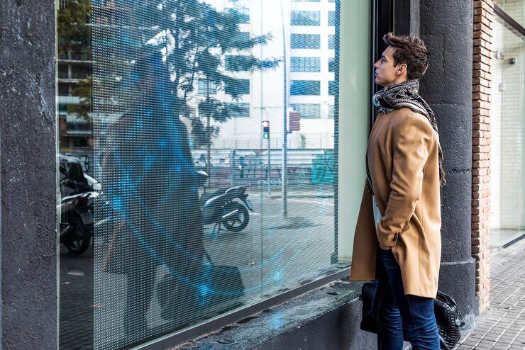 https://ru.freepik.com/premium-photo/handsome-male-standing-by-shop-window-showcase-outdoors_22446522.htm