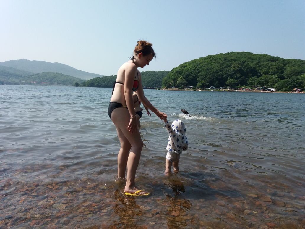 Это июль 2018, я стараюсь удержать Андрея, чтобы он не зашел слишком глубоко в море (это небольшая, но чистая, бухта на о. Русский)