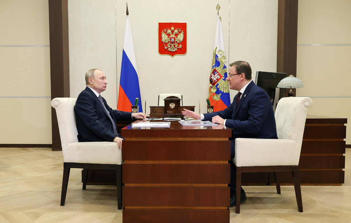    Президент РФ Владимир Путин и губернатор Самарской области Дмитрий Азаров  Михаил Климентьев/пресс-служба президента РФ/ТАСС