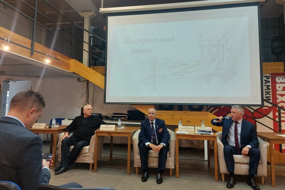     В президиуме - люди известные. Инна ШЕРЕМЕТЬЕВА