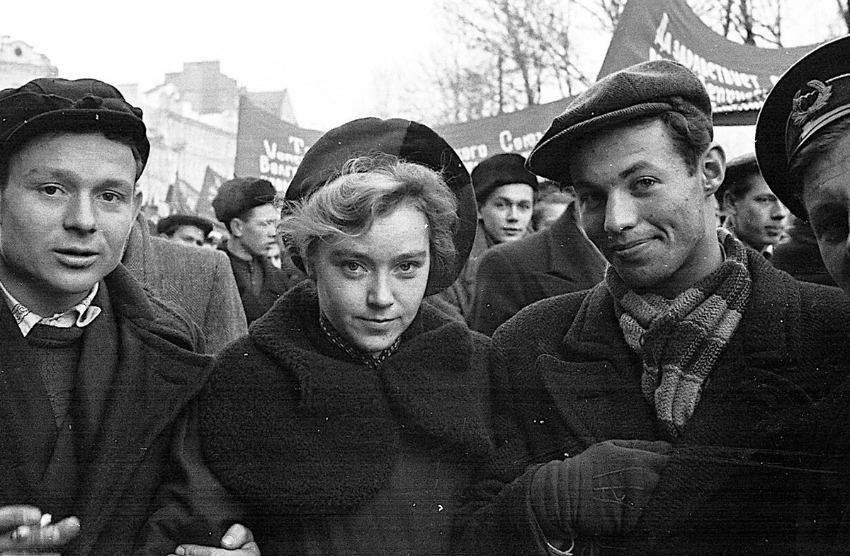 Чем советские люди отличались. Советские люди. Советские люди 50-х годов. Радостные советские люди. Люди СССР 1950.
