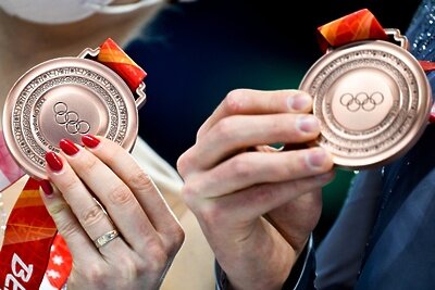    Российские спортсмены на соревнованиях по фигурному катанию на XXIV зимних Олимпийских играх в Пекине, на церемонии награждения ©Владимир Астапкович РИА Новости