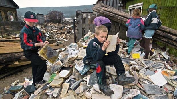 Современная Россия... Где каждый гражданин оценивается не по своим образовательным, профессионально-пригодным, интеллектуальным, моральным, культурным, духовным, талантливым и душевным качествам... А только по денежной сумме, которую он обязан заплатить миру капитала, чтобы якобы приобрести эти качества... Да и то без каких-либо гарантий наличия этих качеств в своей будущей жизни... Ибо дипломированные, сертифицированные и аттестованные сегодня уже не знают различия между образованием и образованностью, между этикетом и этикой... А под нужды мира капитала и личной выгоды, любого кролика можно научить и спички зажигать и по барабану стучать... Так о какой же самореализации гражданина можно сегодня говорить в стране, где всё продажно... Где всё продаётся и покупается... Генерируя тем самым отрицательную селекцию кадров... 