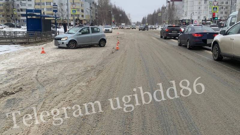    Пытались перебежать дорогу на красный. В Югре машина сбила двух подростков