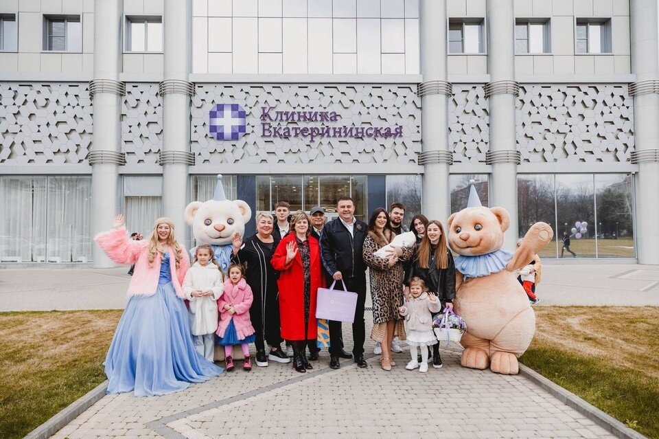     Праздничная выписка из роддома клиники Екатерининская 3500 новорожденного