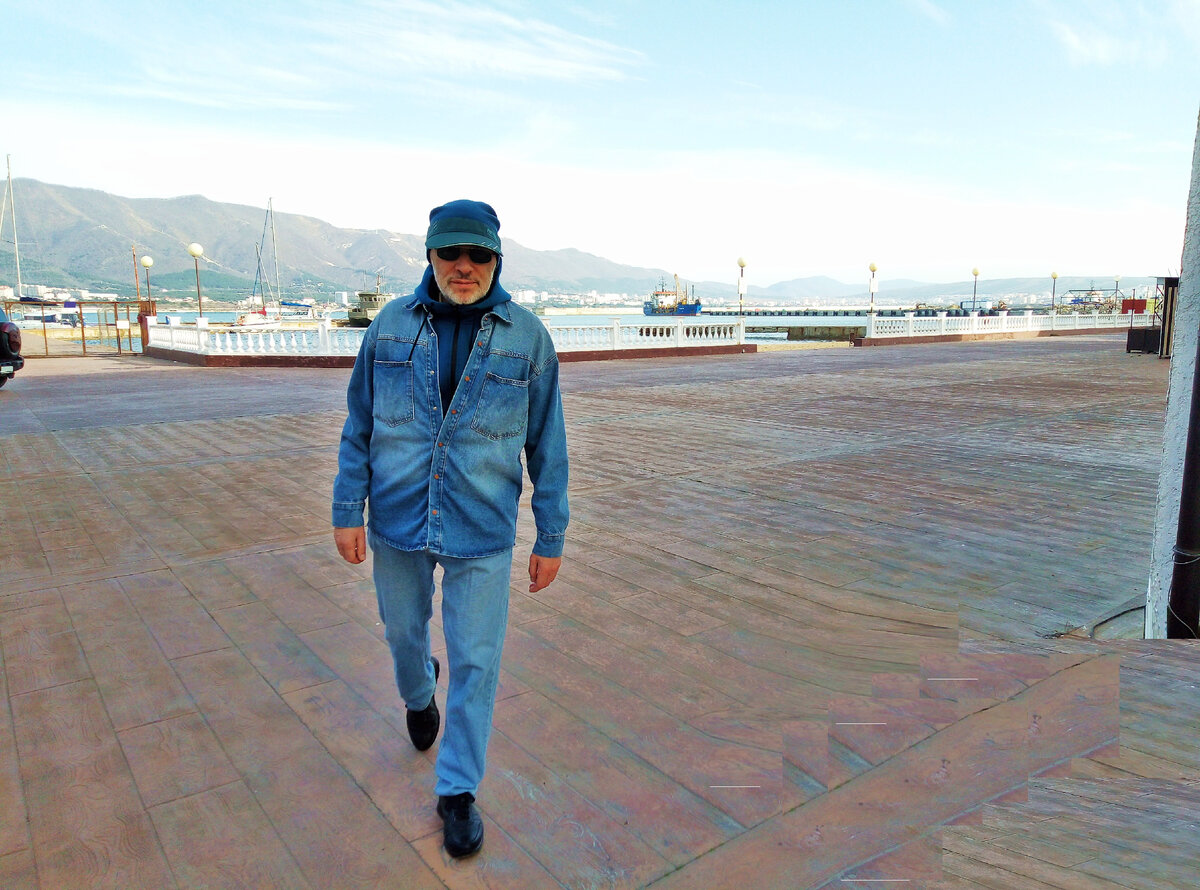 Михаил Лекс, автор рассказа и канала. Тонкий мыс, Геленджик, набережная