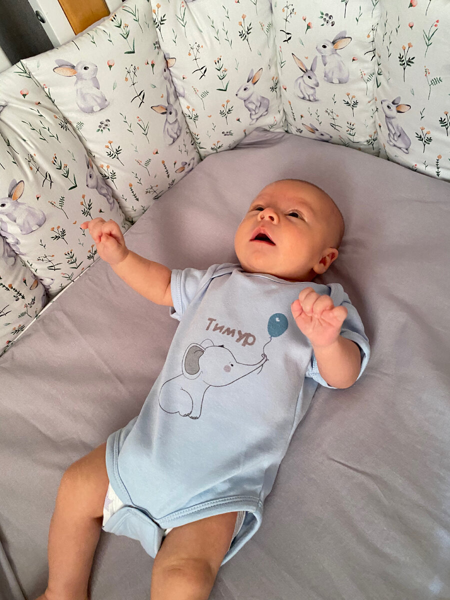 Это он так на игрушки мобиля засматривается, пора значит в него вставить батарейки, чтобы еще и Музка играла.