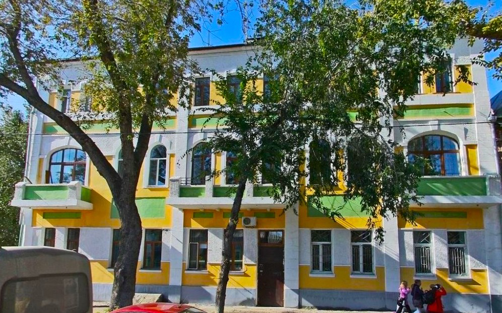 Еще одна необычная деталь - каменные балконные парапеты.  В Самаре с приходом модерна  практически все балконные ограждения стали делать "ажурными" .