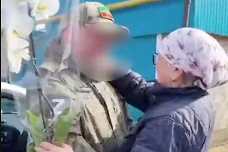    Женщина встретила сына со слезами радости принтскрин видео.