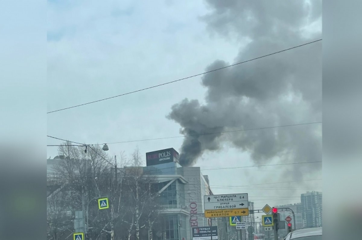    Над ТРК «Европолис» около «Лесной» в Петербурге заметили клубы черного дыма
