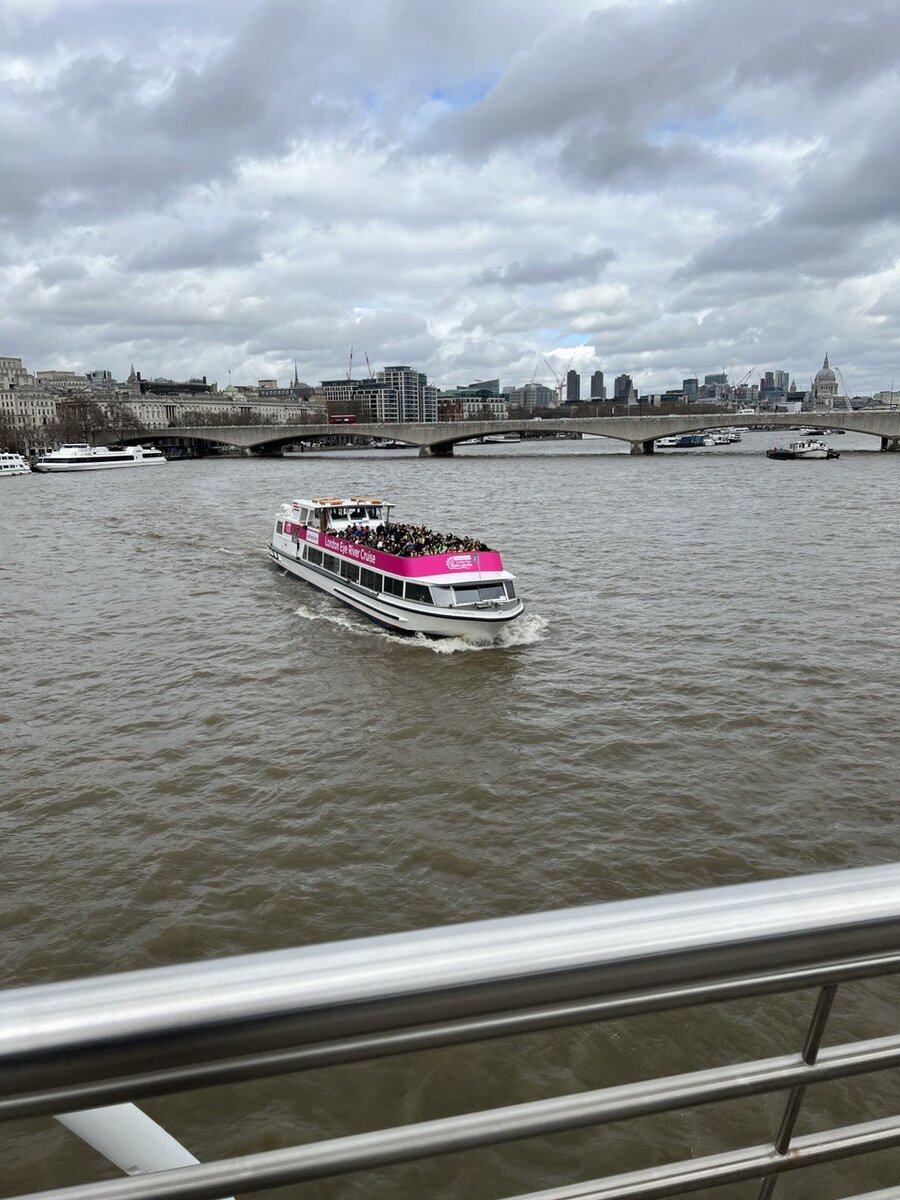 Трамвайчик. Река Темза. Лондон