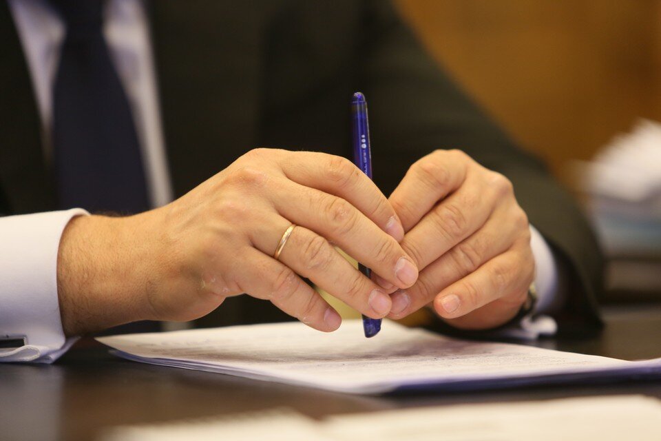     Разговор с хорошим юристом должен быть конструктивным, касаться только вашего дела, а составленный договор выгоден для обеих сторон.  Тимур ХАНОВ.