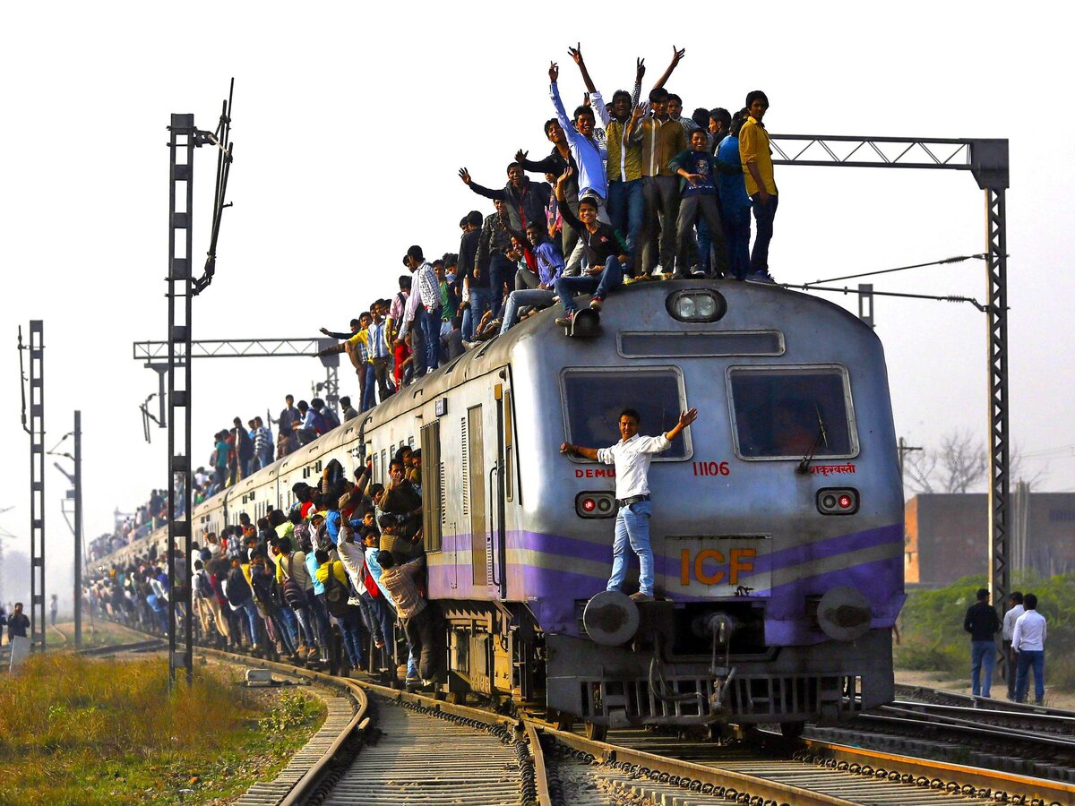 Our train. Железная дорога в Индии. Железнодорожный транспорт в Индии. Поезд в Индии на улице. Индийские поезда с людьми на крыше.