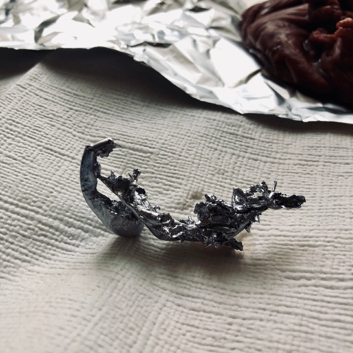 Сущность, словно из фильма "Чужой" проецирется на область позвоночника и головы