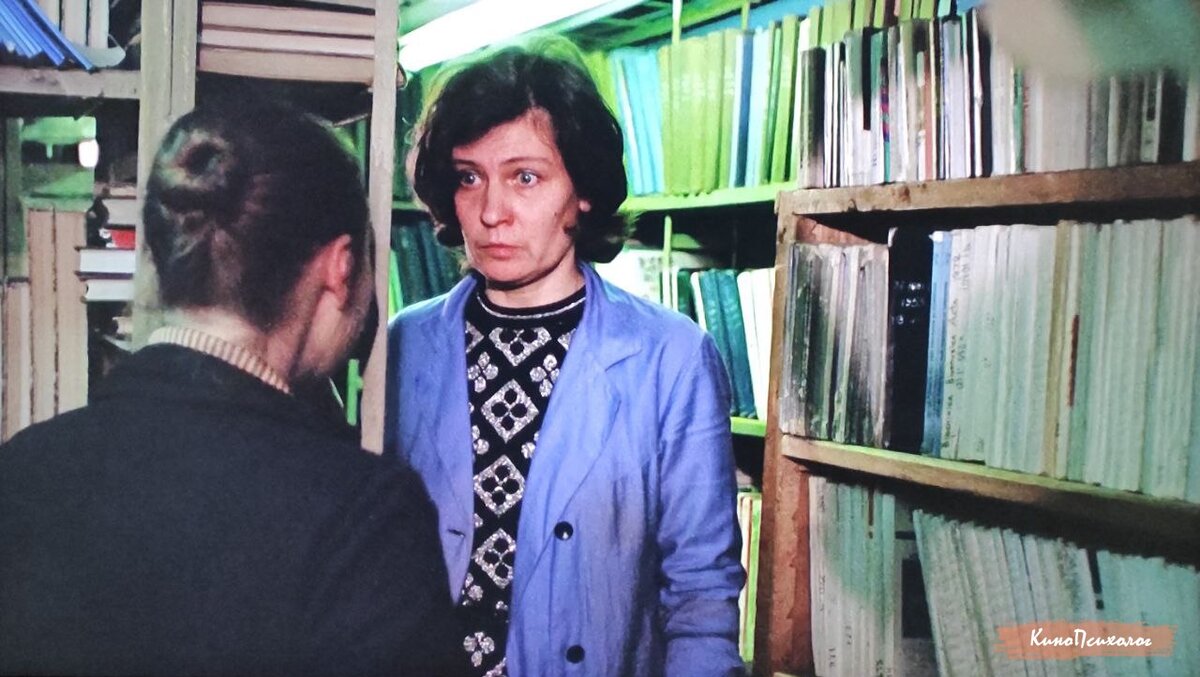 "Влюблен по собственному желанию". кадр из фильма. Вера и неизвестная женщина, обратившаяся к ней с просьбой (этот эпизод рассматривается в статье).