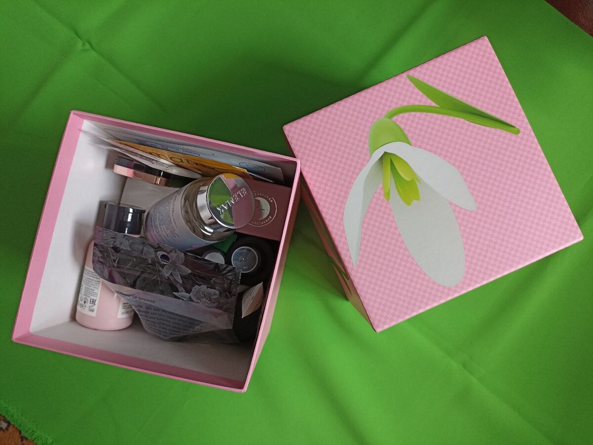 Коробочка открывается...