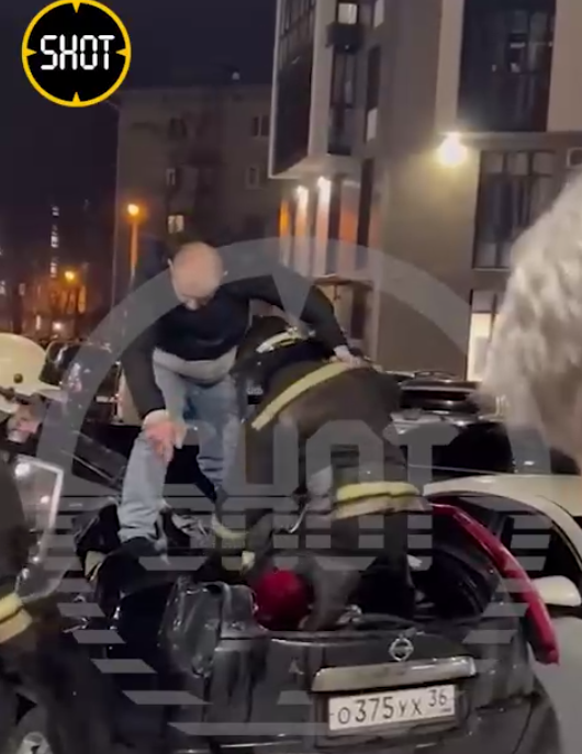 Спасатели помогли мужчине выбраться из авто